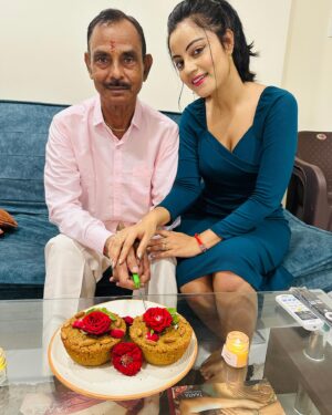 Minakshi Jaiswal Instagram - Father’s Day celebration 💙😘🌹🍫💃