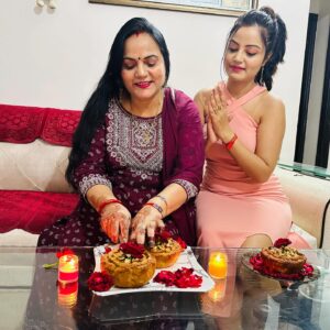 Minakshi Jaiswal Instagram - Mother’s Day celebration 💃🤗❤️🍫🌹 #mothersday #celebration #feelingblessed