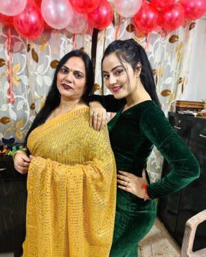 Minakshi Jaiswal Instagram - Wish you a very Happy Birthday My best papa Lord Krishna bless you always 💚🌹🍫💃🎂 #birthdaycelebration