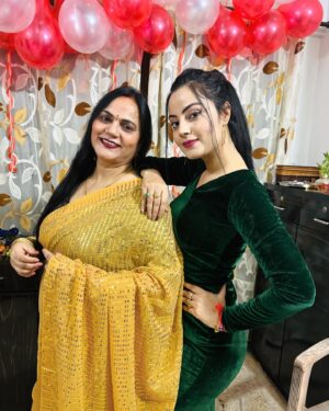 Minakshi Jaiswal Instagram - Wish you a very Happy Birthday My best papa Lord Krishna bless you always 💚🌹🍫💃🎂 #birthdaycelebration