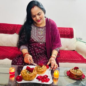 Minakshi Jaiswal Instagram - Mother’s Day celebration 💃🤗❤️🍫🌹 #mothersday #celebration #feelingblessed