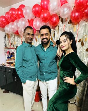 Minakshi Jaiswal Instagram - Wish you a very Happy Birthday My best papa Lord Krishna bless you always 💚🌹🍫💃🎂 #birthdaycelebration