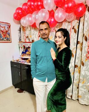 Minakshi Jaiswal Instagram - Wish you a very Happy Birthday My best papa Lord Krishna bless you always 💚🌹🍫💃🎂 #birthdaycelebration