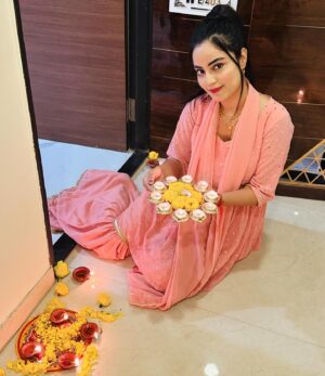 Minakshi Jaiswal Instagram - Jai shri Ram 🙏  Ram aagaye  Mere Prabhu 🙏😊 Jai shri Ram 🪔🪔🪔🪔🪔🤗🙏 We are fortunate to be witnessing the construction of Shri Ram Ji's Mandir 🛕in Ayodhya in our lifetime and celebrating its Pranprathistha  #Happydiwali #ayoudhya #jaishreeram 🚩#Ramjyoti #jaishriram🙏 🪔🪔🪔🪔🪔 #ayodyamandir🙏
