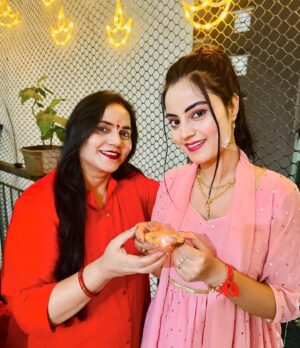 Minakshi Jaiswal Instagram - Jai shri Ram 🙏  Ram aagaye  Mere Prabhu 🙏😊 Jai shri Ram 🪔🪔🪔🪔🪔🤗🙏 We are fortunate to be witnessing the construction of Shri Ram Ji's Mandir 🛕in Ayodhya in our lifetime and celebrating its Pranprathistha  #Happydiwali #ayoudhya #jaishreeram 🚩#Ramjyoti #jaishriram🙏 🪔🪔🪔🪔🪔 #ayodyamandir🙏