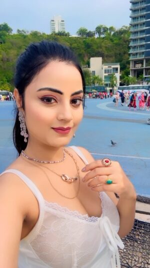 Minakshi Jaiswal Instagram - Bts TelguMovie shooting in Pataaya Thailand 🇹🇭 #pataaya #bts #thailand🇹🇭 #actress #Minakshijaiswal #shootdaires #Mumbai