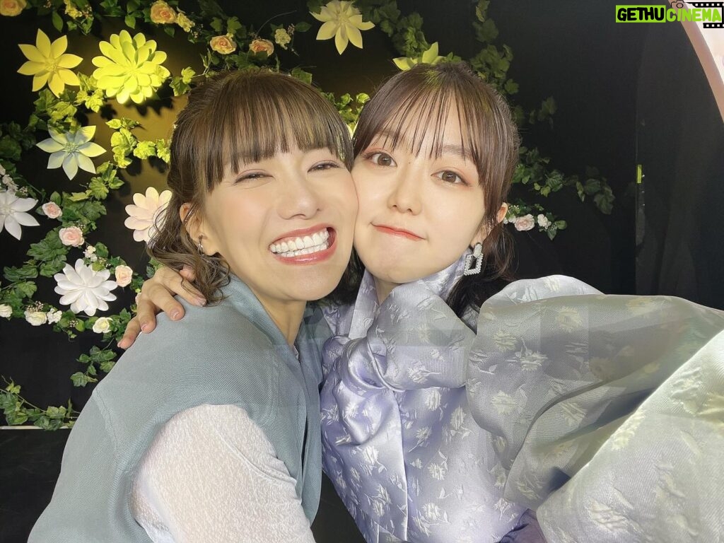 Minami Minegishi Instagram - ゆきりん卒業コンサート思い出...🌸 約3年前（もうそんなに経った...？）私がAKB48を卒業するときには1番そばで支えてくれたゆきりん。今回、その時と同じ会場で一緒にステージに立たせてもらうことができて嬉しかったです。同期や近い期のメンバーがいない中で寂しさや心細さを感じる時もあったと思うけどここまでAKB48を引っ張ってくれたこと、本当に尊敬しています。私自身、歳を重ねて後輩が増えるとだんだんと照れが出てアイドルを全うすることを難しいと感じることがあったのですが、ゆきりんはこの17年間ずーーーーっと最強のアイドルでした！最後の劇場公演まで、そしてその後もきっとアイドルなんだろうなぁ。。またいつか2人で乾杯しようね！🤫🍻