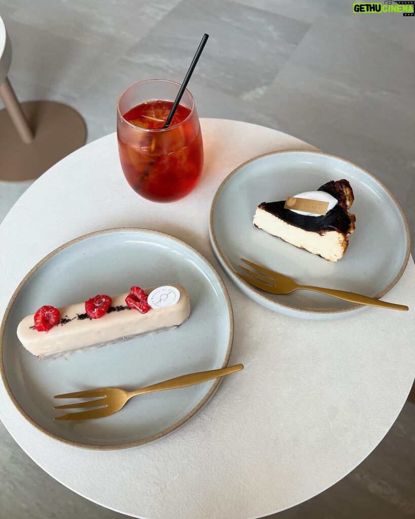 Minami Minegishi Instagram - 明日オープンのパティスリー『La Maison du R』に、ひと足お先にお邪魔してきました。 ショーケースに並ぶキラッキラのケーキ達はどれも魅力的だし、焼き菓子も全部美味しそうだった... ブロンドというケーキとバスクチーズケーキをいただきましたが本当に本当に美味しくて、特にブロンドは頭をぶん殴られるような衝撃があり、とてもオシャレなお店なのに大きな声を出してしまいました！！！！いつか全制覇したいなぁーーーー！！！！ 空間自体のセンスも抜群でりょうくんのこだわりが詰まってた👏オープンおめでとうございます㊗️