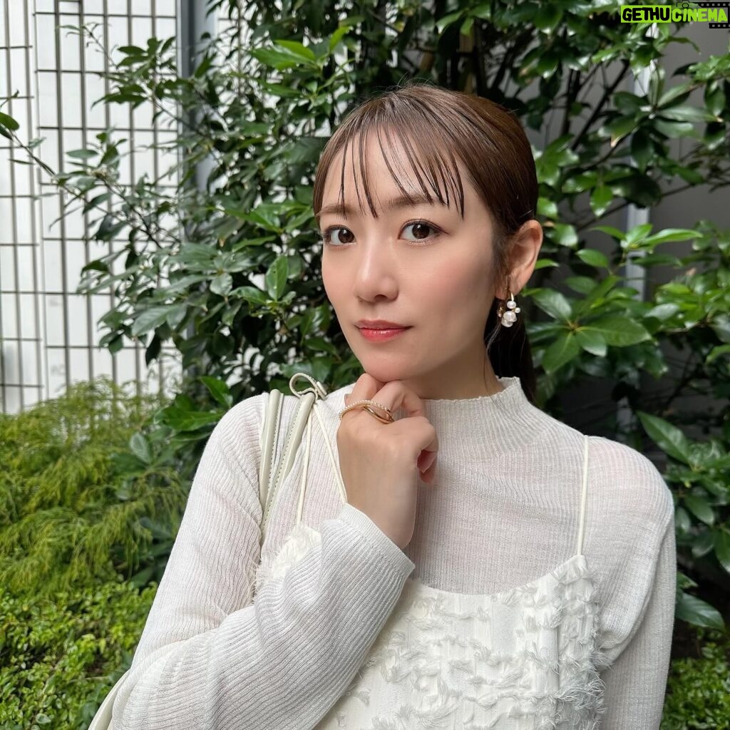 Minami Takahashi Instagram - 昨日は季節外れの暖かさだったのに、今日はまた一気に寒くなりましたね🥹 昨日はせっかくならと春物を着てみました🌸 アウター無しで余裕だったから足元もサンダル😂 今日からまた冬物を着こんで身体を守りたいと思います！ 寒暖差凄いし花粉も凄いし注意することが沢山💦 皆さんも気をつけてお過ごして下さいねー！ #私服 #tops #onepiece #sandal @elendeek #bag @osoi_official #earring #ring #accessory @stellarhollywood