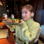 Minami Takahashi Instagram - テレビ朝日 「じゅん散歩」内で放送されている茨城の新しい魅力をお届けする「いばらき推し」に出演させていただきました☺️✨ 「新ブランド“常陸牛 煌(きらめき)”と生産者」 「極上の新ブランド“常陸牛 煌”」 「常陸国天然まがも」 そして明日はラスト！ 「茨城の冬の味覚！あんこう鍋」✨ どれもとても美味しくて改めて茨城の魅力に気づきました🤗✨✨ テレビ朝日で10時20分頃から放送です！ ぜひご覧ください🥺 #いばらき推し #茨城県 衣装👗 コート・ニット・スカート @lilliancarat_official