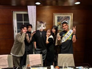 Minami Takahashi Instagram - 今回は結婚記念日の私達夫婦、
新婚ほやほやしーちゃんりょうくん夫婦♡
そして4月29日がお誕生日のひでさん、りえちゃん夫婦🎂✨

3家族皆んなで鉄板焼きディナーしました✨🥺
とっても幸せな時間だったんだけど、凡ミスでひでさんの年齢を40だと思い込んで「本日40」って書いたタスキをお渡ししたら「みなみちゃんごめん41、、、」と言われたことww
本当にごめんなさいww

皆んな幸せ仲良しで最高☺️🤤✨

#結婚記念日
#結婚5周年
#新婚さん
#happybirthday
#anniversary
#thankyou