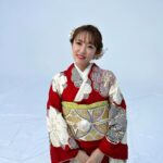 Minami Takahashi Instagram - 新年あけましておめでとうございます✨ 私は毎年恒例お家でお餅とお雑煮をたらふく食べてます笑 のんびりお正月大好き！🥺 本厄も抜けて後厄になる今年。 人生の先輩方から後厄の方が危険だよ！と言われるので気を抜かず今年も1年走り抜けたいと思います✨ なので今年の目標は去年と同じく『健康』です！ 皆さんにとっても素晴らしい1年になりますように✨ 写真はチヨダさんの撮影の時に着させていただいたお着物が素敵だったので使わせていただきました🥺 12月31日から放映されているチヨダ新TVCM「靴 新春初売りスパットシューズ」もぜひチェックしてくださいねー！ #謹賀新年 #2024 #辰年 #happynewyear #チヨダ #シュープラザ #東京靴流通センター