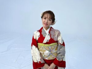 Minami Takahashi Instagram - 新年あけましておめでとうございます✨

私は毎年恒例お家でお餅とお雑煮をたらふく食べてます笑
のんびりお正月大好き！🥺

本厄も抜けて後厄になる今年。
人生の先輩方から後厄の方が危険だよ！と言われるので気を抜かず今年も1年走り抜けたいと思います✨
なので今年の目標は去年と同じく『健康』です！
皆さんにとっても素晴らしい1年になりますように✨

写真はチヨダさんの撮影の時に着させていただいたお着物が素敵だったので使わせていただきました🥺
12月31日から放映されているチヨダ新TVCM「靴 新春初売りスパットシューズ」もぜひチェックしてくださいねー！

#謹賀新年
#2024
#辰年
#happynewyear
#チヨダ
#シュープラザ
#東京靴流通センター