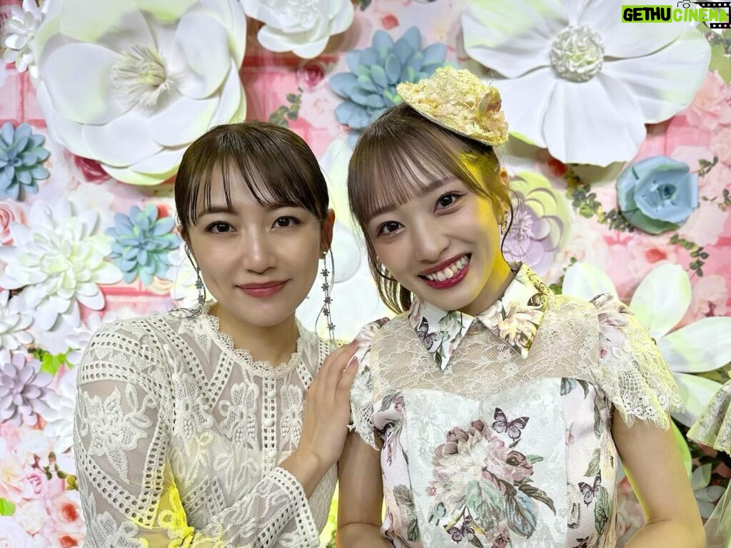 Minami Takahashi Instagram - みーおん、総監督本当にお疲れ様でした！ 皆んなに愛される素敵な総監督だったね🥹 所属事務所が一緒なので時々会社で一緒になったり、連絡をくれたり、マネージャーを交えてご飯に行ったり。 AKB48を愛しているからこその悩みや葛藤。こんなにAKBを愛している子が総監督で良かったなと思いつつも、苦しい日も多かっただろうなと、、本当にお疲れ様でした！ 少しでも肩の荷が降りて1メンバーとしてAKB48の活動を楽しめると良いな😊 4代目総監督は倉野尾成美ちゃんに！ 皆んなで繋いできた歴史のバトンが4代目に渡るというのは考え深いですね。 2人とも頑張りすぎず心を大切にこれからの活動を楽しんでね✨ #3代目総監督 #総監督みーおん #お疲れ様 写真は歴代総監督🌸