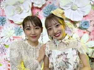 Minami Takahashi Instagram - みーおん、総監督本当にお疲れ様でした！
皆んなに愛される素敵な総監督だったね🥹

所属事務所が一緒なので時々会社で一緒になったり、連絡をくれたり、マネージャーを交えてご飯に行ったり。

AKB48を愛しているからこその悩みや葛藤。こんなにAKBを愛している子が総監督で良かったなと思いつつも、苦しい日も多かっただろうなと、、本当にお疲れ様でした！
少しでも肩の荷が降りて1メンバーとしてAKB48の活動を楽しめると良いな😊

4代目総監督は倉野尾成美ちゃんに！
皆んなで繋いできた歴史のバトンが4代目に渡るというのは考え深いですね。
2人とも頑張りすぎず心を大切にこれからの活動を楽しんでね✨

#3代目総監督 
#総監督みーおん
#お疲れ様

写真は歴代総監督🌸