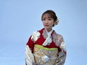 Minami Takahashi Instagram - 新年あけましておめでとうございます✨

私は毎年恒例お家でお餅とお雑煮をたらふく食べてます笑
のんびりお正月大好き！🥺

本厄も抜けて後厄になる今年。
人生の先輩方から後厄の方が危険だよ！と言われるので気を抜かず今年も1年走り抜けたいと思います✨
なので今年の目標は去年と同じく『健康』です！
皆さんにとっても素晴らしい1年になりますように✨

写真はチヨダさんの撮影の時に着させていただいたお着物が素敵だったので使わせていただきました🥺
12月31日から放映されているチヨダ新TVCM「靴 新春初売りスパットシューズ」もぜひチェックしてくださいねー！

#謹賀新年
#2024
#辰年
#happynewyear
#チヨダ
#シュープラザ
#東京靴流通センター