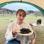 Minami Takahashi Instagram - テレビ朝日「じゅん散歩」内で放送されている茨城の新しい魅力をお届けする「いばらき推し」✨ 5月の放送分に出演させていただきました🥺✨ 日本酒文化長屋 磯蔵🍶 青木さんちの手作り餃子🥟 涸沼自然公園でキャンプ⛺️ 佐白山のとうふ屋😋 茨城のメロン🍈 どれも美味しく楽しかったです！ ご協力いただいた皆さんありがとうございました😊✨ #いばらき推し #茨城県 #テレビ朝日 #tv 衣装👗 コート @lounie_jp トップス・スカート @cocodeal_official イヤリング @shirochocolate
