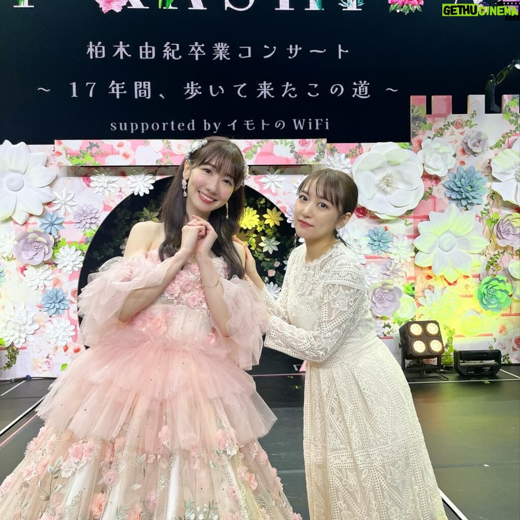 Minami Takahashi Instagram - ゆきりん卒業おめでとう☺️🌸 圧巻の集大成！ アイドルゆきりんは本当に最後まで可愛くて素敵でした🥺 楽屋のモニターでずっと見てたけど本当に1曲1曲の表現力が凄いなと、 17年ステージに立ち続けてきた人の貫禄たるや。 アイドルが好き！という気持ちだけでは乗り超えられない、体力の低下とかね。 きっとアイドルでいるためにとんでもない努力をしてきたんだろうなと思うとただただ尊敬です。 そしてとても大切な日にRIVERで召喚してくれてありがとう😊！ ゆきりんと目が合って2人でAメロを歌うとき凄いグッときちゃって、泣きそうになったのは秘密。 今のメンバー達と歌えて嬉しかったな！ あとはラスト劇場公演だね！ 最後までAKB48を楽しんでー✨✨✨ （そろそろ現実世界でのリアルたかみな呼びも期待してます😏✨ #柏木由紀卒コン #AKB48