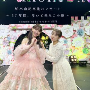 Minami Takahashi Instagram - ゆきりん卒業おめでとう☺️🌸
圧巻の集大成！
アイドルゆきりんは本当に最後まで可愛くて素敵でした🥺

楽屋のモニターでずっと見てたけど本当に1曲1曲の表現力が凄いなと、
17年ステージに立ち続けてきた人の貫禄たるや。

アイドルが好き！という気持ちだけでは乗り超えられない、体力の低下とかね。
きっとアイドルでいるためにとんでもない努力をしてきたんだろうなと思うとただただ尊敬です。

そしてとても大切な日にRIVERで召喚してくれてありがとう😊！
ゆきりんと目が合って2人でAメロを歌うとき凄いグッときちゃって、泣きそうになったのは秘密。
今のメンバー達と歌えて嬉しかったな！

あとはラスト劇場公演だね！
最後までAKB48を楽しんでー✨✨✨

（そろそろ現実世界でのリアルたかみな呼びも期待してます😏✨

#柏木由紀卒コン
#AKB48