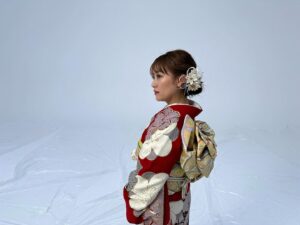 Minami Takahashi Instagram - 新年あけましておめでとうございます✨

私は毎年恒例お家でお餅とお雑煮をたらふく食べてます笑
のんびりお正月大好き！🥺

本厄も抜けて後厄になる今年。
人生の先輩方から後厄の方が危険だよ！と言われるので気を抜かず今年も1年走り抜けたいと思います✨
なので今年の目標は去年と同じく『健康』です！
皆さんにとっても素晴らしい1年になりますように✨

写真はチヨダさんの撮影の時に着させていただいたお着物が素敵だったので使わせていただきました🥺
12月31日から放映されているチヨダ新TVCM「靴 新春初売りスパットシューズ」もぜひチェックしてくださいねー！

#謹賀新年
#2024
#辰年
#happynewyear
#チヨダ
#シュープラザ
#東京靴流通センター