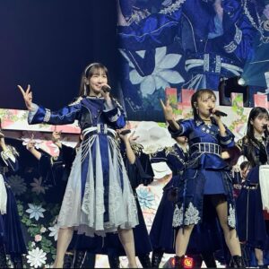 Minami Takahashi Instagram - ゆきりん卒業おめでとう☺️🌸
圧巻の集大成！
アイドルゆきりんは本当に最後まで可愛くて素敵でした🥺

楽屋のモニターでずっと見てたけど本当に1曲1曲の表現力が凄いなと、
17年ステージに立ち続けてきた人の貫禄たるや。

アイドルが好き！という気持ちだけでは乗り超えられない、体力の低下とかね。
きっとアイドルでいるためにとんでもない努力をしてきたんだろうなと思うとただただ尊敬です。

そしてとても大切な日にRIVERで召喚してくれてありがとう😊！
ゆきりんと目が合って2人でAメロを歌うとき凄いグッときちゃって、泣きそうになったのは秘密。
今のメンバー達と歌えて嬉しかったな！

あとはラスト劇場公演だね！
最後までAKB48を楽しんでー✨✨✨

（そろそろ現実世界でのリアルたかみな呼びも期待してます😏✨

#柏木由紀卒コン
#AKB48