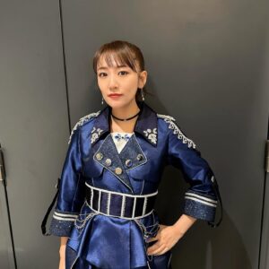 Minami Takahashi Instagram - ゆきりん卒業おめでとう☺️🌸
圧巻の集大成！
アイドルゆきりんは本当に最後まで可愛くて素敵でした🥺

楽屋のモニターでずっと見てたけど本当に1曲1曲の表現力が凄いなと、
17年ステージに立ち続けてきた人の貫禄たるや。

アイドルが好き！という気持ちだけでは乗り超えられない、体力の低下とかね。
きっとアイドルでいるためにとんでもない努力をしてきたんだろうなと思うとただただ尊敬です。

そしてとても大切な日にRIVERで召喚してくれてありがとう😊！
ゆきりんと目が合って2人でAメロを歌うとき凄いグッときちゃって、泣きそうになったのは秘密。
今のメンバー達と歌えて嬉しかったな！

あとはラスト劇場公演だね！
最後までAKB48を楽しんでー✨✨✨

（そろそろ現実世界でのリアルたかみな呼びも期待してます😏✨

#柏木由紀卒コン
#AKB48