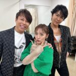 Minami Takahashi Instagram - あっという間に年の瀬ですね🥺 先日放送されたフジテレビ「堂本兄弟2023 クリスマスSP」✨皆さん見てくださったでしょうか？ 年に一度こうして集まって過ごせる時間は本当に貴重で嬉しいです🥹✨ クリスマス当日オンエアだったのでツリー🎄を意識してグリーンのワンピース😂✨ 勝手に高見沢さんは真っ赤なキラキラの衣装な気がしてたんですが、めちゃくちゃカッコいい黒のお衣装でした笑 ゲストのあのちゃんの「ちゅ、多様性。」を光一さんと踊らせていただいたんですが、踊りがキャッチーで楽しかったし、光一さんと音合わせの15分前に一緒に振り入れしてもらうというめちゃくちゃ貴重な経験をさせていただきました🥺 「俺振り覚えそんな早くないからー」って言ってたけどバキバキ覚えるの早くて流石すぎました笑 私はノースリーブスライブ直後だったので踊る感覚が残ってるタイミングで本当よかった！！ ご迷惑おかけせずすみました笑 楽しかったなーー 年一と言わず沢山皆さんと会ってお仕事したいなと思った1日でした🤗✨ 写真は西川さんと真治さんと✨ #堂本兄弟 #堂本兄弟2023クリスマスSP #フジテレビ 衣装👗 トップス @marte_vintage ワンピース @furfur_official イヤリング @momo_jewellery ブーツ @dianashoespress