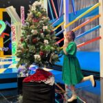 Minami Takahashi Instagram - あっという間に年の瀬ですね🥺 先日放送されたフジテレビ「堂本兄弟2023 クリスマスSP」✨皆さん見てくださったでしょうか？ 年に一度こうして集まって過ごせる時間は本当に貴重で嬉しいです🥹✨ クリスマス当日オンエアだったのでツリー🎄を意識してグリーンのワンピース😂✨ 勝手に高見沢さんは真っ赤なキラキラの衣装な気がしてたんですが、めちゃくちゃカッコいい黒のお衣装でした笑 ゲストのあのちゃんの「ちゅ、多様性。」を光一さんと踊らせていただいたんですが、踊りがキャッチーで楽しかったし、光一さんと音合わせの15分前に一緒に振り入れしてもらうというめちゃくちゃ貴重な経験をさせていただきました🥺 「俺振り覚えそんな早くないからー」って言ってたけどバキバキ覚えるの早くて流石すぎました笑 私はノースリーブスライブ直後だったので踊る感覚が残ってるタイミングで本当よかった！！ ご迷惑おかけせずすみました笑 楽しかったなーー 年一と言わず沢山皆さんと会ってお仕事したいなと思った1日でした🤗✨ 写真は西川さんと真治さんと✨ #堂本兄弟 #堂本兄弟2023クリスマスSP #フジテレビ 衣装👗 トップス @marte_vintage ワンピース @furfur_official イヤリング @momo_jewellery ブーツ @dianashoespress