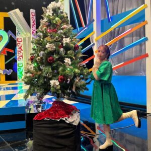 Minami Takahashi Instagram - あっという間に年の瀬ですね🥺
先日放送されたフジテレビ「堂本兄弟2023 クリスマスSP」✨皆さん見てくださったでしょうか？
年に一度こうして集まって過ごせる時間は本当に貴重で嬉しいです🥹✨

クリスマス当日オンエアだったのでツリー🎄を意識してグリーンのワンピース😂✨
勝手に高見沢さんは真っ赤なキラキラの衣装な気がしてたんですが、めちゃくちゃカッコいい黒のお衣装でした笑

ゲストのあのちゃんの「ちゅ、多様性。」を光一さんと踊らせていただいたんですが、踊りがキャッチーで楽しかったし、光一さんと音合わせの15分前に一緒に振り入れしてもらうというめちゃくちゃ貴重な経験をさせていただきました🥺
「俺振り覚えそんな早くないからー」って言ってたけどバキバキ覚えるの早くて流石すぎました笑
私はノースリーブスライブ直後だったので踊る感覚が残ってるタイミングで本当よかった！！
ご迷惑おかけせずすみました笑

楽しかったなーー
年一と言わず沢山皆さんと会ってお仕事したいなと思った1日でした🤗✨

写真は西川さんと真治さんと✨

#堂本兄弟
#堂本兄弟2023クリスマスSP
#フジテレビ

衣装👗
トップス
@marte_vintage 
ワンピース
@furfur_official 
イヤリング
@momo_jewellery
ブーツ
@dianashoespress