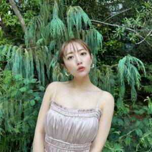 Minami Takahashi Instagram - 日焼けしたくないけど
やっぱり良い天気の方が気持ちも上がりますね☀️
早くお天気と気圧安定しないかなー！！

去年の夏より痩せたから今年は薄着チャレンジ！
（もう少し腕痩せたい🤤

#私服
#onepiece 
@_estella.k_ 
#jacket
@hyke_official 
#earring
@stellarhollywood 
#bag
@loewe