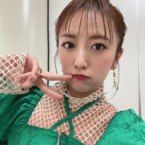 Minami Takahashi Instagram - あっという間に年の瀬ですね🥺
先日放送されたフジテレビ「堂本兄弟2023 クリスマスSP」✨皆さん見てくださったでしょうか？
年に一度こうして集まって過ごせる時間は本当に貴重で嬉しいです🥹✨

クリスマス当日オンエアだったのでツリー🎄を意識してグリーンのワンピース😂✨
勝手に高見沢さんは真っ赤なキラキラの衣装な気がしてたんですが、めちゃくちゃカッコいい黒のお衣装でした笑

ゲストのあのちゃんの「ちゅ、多様性。」を光一さんと踊らせていただいたんですが、踊りがキャッチーで楽しかったし、光一さんと音合わせの15分前に一緒に振り入れしてもらうというめちゃくちゃ貴重な経験をさせていただきました🥺
「俺振り覚えそんな早くないからー」って言ってたけどバキバキ覚えるの早くて流石すぎました笑
私はノースリーブスライブ直後だったので踊る感覚が残ってるタイミングで本当よかった！！
ご迷惑おかけせずすみました笑

楽しかったなーー
年一と言わず沢山皆さんと会ってお仕事したいなと思った1日でした🤗✨

写真は西川さんと真治さんと✨

#堂本兄弟
#堂本兄弟2023クリスマスSP
#フジテレビ

衣装👗
トップス
@marte_vintage 
ワンピース
@furfur_official 
イヤリング
@momo_jewellery
ブーツ
@dianashoespress