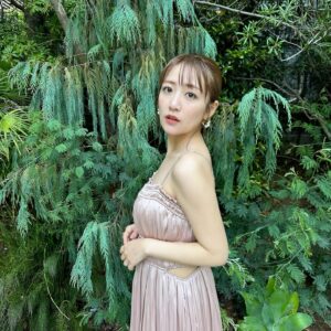 Minami Takahashi Instagram - 日焼けしたくないけど
やっぱり良い天気の方が気持ちも上がりますね☀️
早くお天気と気圧安定しないかなー！！

去年の夏より痩せたから今年は薄着チャレンジ！
（もう少し腕痩せたい🤤

#私服
#onepiece 
@_estella.k_ 
#jacket
@hyke_official 
#earring
@stellarhollywood 
#bag
@loewe
