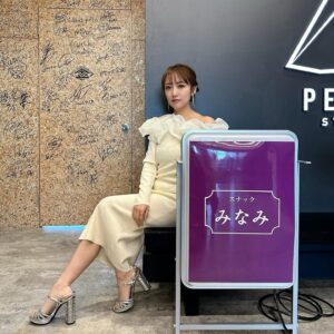 Minami Takahashi Instagram - 昨日はファンクラブイベント✨
【スナックみなみ〜年忘れ大忘年会〜】でした🤗

会場がスナックにぴったりすぎて笑
皆んなと乾杯しながらトークにゲームにカラオケに凄い楽しかった😂✨
またこのイベントやりたいなー！

1部は白衣装2部はネイビーでシックに🌙
大きな窓がある会場だったので陽が落ちると全然雰囲気が変わってそれもまた素敵だった🥺

当たった方もいらっしゃれば当たらなかった方もいらっしゃると思うので、また来年色んな形でイベントをやっていけたらなと思います✨
Faniconさんでファンクラブ開設していますので、気になる方ぜひに！
お越しくださった皆さんありがとうございましたー！！

#ファンクラブイベント
#cheekyeyes
#スナックみなみ
#開店スタッフみなみ
#fanicon

2部衣装👗
@amerivintege