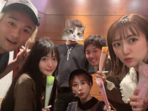 Minami Takahashi Instagram - 今回は結婚記念日の私達夫婦、
新婚ほやほやしーちゃんりょうくん夫婦♡
そして4月29日がお誕生日のひでさん、りえちゃん夫婦🎂✨

3家族皆んなで鉄板焼きディナーしました✨🥺
とっても幸せな時間だったんだけど、凡ミスでひでさんの年齢を40だと思い込んで「本日40」って書いたタスキをお渡ししたら「みなみちゃんごめん41、、、」と言われたことww
本当にごめんなさいww

皆んな幸せ仲良しで最高☺️🤤✨

#結婚記念日
#結婚5周年
#新婚さん
#happybirthday
#anniversary
#thankyou