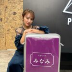 Minami Takahashi Instagram - 昨日はファンクラブイベント✨ 【スナックみなみ〜年忘れ大忘年会〜】でした🤗 会場がスナックにぴったりすぎて笑 皆んなと乾杯しながらトークにゲームにカラオケに凄い楽しかった😂✨ またこのイベントやりたいなー！ 1部は白衣装2部はネイビーでシックに🌙 大きな窓がある会場だったので陽が落ちると全然雰囲気が変わってそれもまた素敵だった🥺 当たった方もいらっしゃれば当たらなかった方もいらっしゃると思うので、また来年色んな形でイベントをやっていけたらなと思います✨ Faniconさんでファンクラブ開設していますので、気になる方ぜひに！ お越しくださった皆さんありがとうございましたー！！ #ファンクラブイベント #cheekyeyes #スナックみなみ #開店スタッフみなみ #fanicon 2部衣装👗 @amerivintege