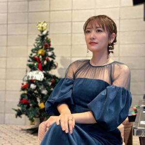 Minami Takahashi Instagram - 昨日はファンクラブイベント✨
【スナックみなみ〜年忘れ大忘年会〜】でした🤗

会場がスナックにぴったりすぎて笑
皆んなと乾杯しながらトークにゲームにカラオケに凄い楽しかった😂✨
またこのイベントやりたいなー！

1部は白衣装2部はネイビーでシックに🌙
大きな窓がある会場だったので陽が落ちると全然雰囲気が変わってそれもまた素敵だった🥺

当たった方もいらっしゃれば当たらなかった方もいらっしゃると思うので、また来年色んな形でイベントをやっていけたらなと思います✨
Faniconさんでファンクラブ開設していますので、気になる方ぜひに！
お越しくださった皆さんありがとうございましたー！！

#ファンクラブイベント
#cheekyeyes
#スナックみなみ
#開店スタッフみなみ
#fanicon

2部衣装👗
@amerivintege