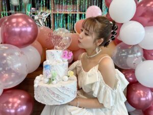 Minami Takahashi Instagram - ファンクラブCheeky eyes
MINAMI TAKAHASHI Birthday Talk Event 2024✨✨
お越しくださった皆さんありがとうございました🌸🥺

今年初の対面イベント！
久しぶりに皆さんにお会いできて嬉しかったです✨
ゆる企画にカオス企画に盛り沢山でお届けしました😂
楽しんでいただけていたら幸いです！

1部は白衣装でしたー✨🤗

#みなみバースデー33
#ファンクラブイベント
#cheekyeyes
#バースデーイベント

衣装👗
ワンピース
@honeymihoney_official
チョーカー　ブレスレット
@niita_official
イヤリング
@ohrorajewelry
サンダル
@dianashoespress