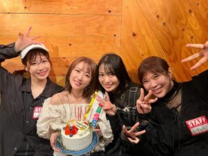 Minami Takahashi Instagram - 皆さんお祝いのメッセージありがとうございます✨☺️

週末は大好きなお友達たちがお祝いしてくれました！
準備してくれた夫とお友達たちに本当に感謝🥹✨
みんながいるから日々楽しく過ごせてます！
これからも夫婦共々仲良くしてください🌸
みんならぶだよー！

#birthday
#birthdayparty 
#誕生日
#33
#thankyou
#friends