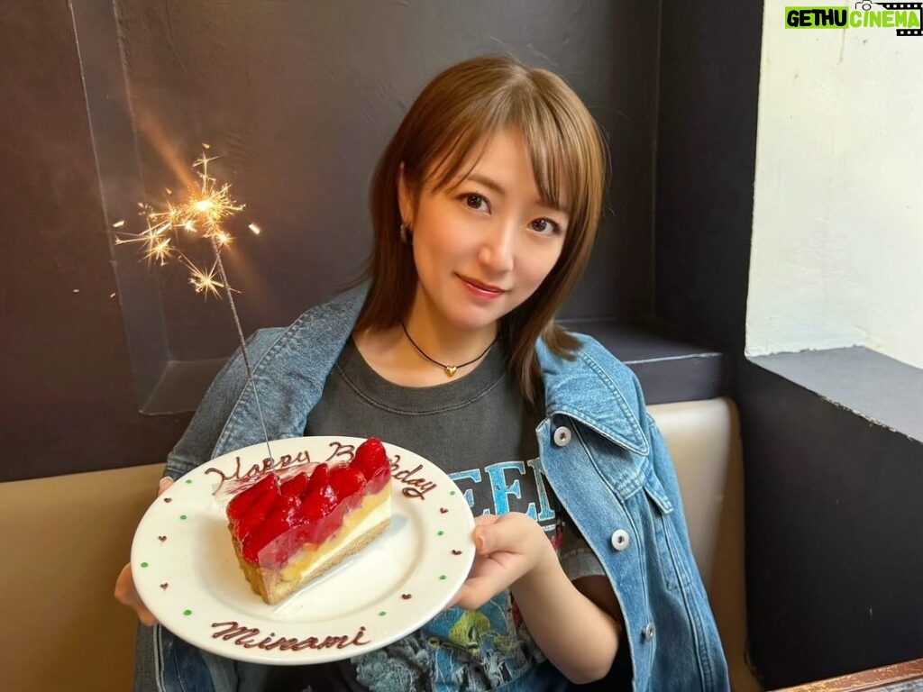 Minami Takahashi Instagram - 4月8日🌸 33歳になりましたー✨ 本当に30超えてから1年1年のスピードが上がってる気がする😂 今年もお仕事、プライベート どちらも大切にしながら楽しく過ごしていけたらなと思っています😊 あとはしっかり体調管理しながら健康に！元気に！（花粉早く落ち着いてほしいよー🥹 どうぞ皆さん今年もよろしくお願いしますー✨ #birthday #33 #thankyou