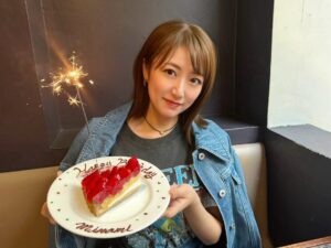 Minami Takahashi Instagram - 4月8日🌸
33歳になりましたー✨
本当に30超えてから1年1年のスピードが上がってる気がする😂

今年もお仕事、プライベート
どちらも大切にしながら楽しく過ごしていけたらなと思っています😊
あとはしっかり体調管理しながら健康に！元気に！（花粉早く落ち着いてほしいよー🥹

どうぞ皆さん今年もよろしくお願いしますー✨

#birthday
#33
#thankyou