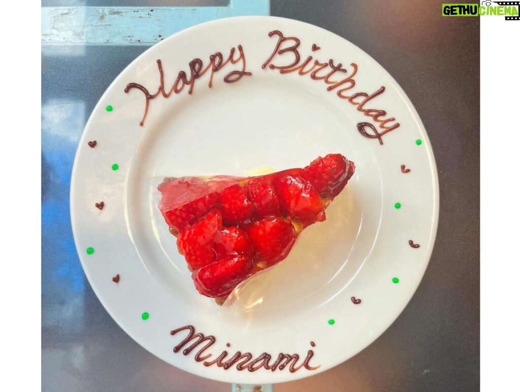 Minami Takahashi Instagram - 4月8日🌸 33歳になりましたー✨ 本当に30超えてから1年1年のスピードが上がってる気がする😂 今年もお仕事、プライベート どちらも大切にしながら楽しく過ごしていけたらなと思っています😊 あとはしっかり体調管理しながら健康に！元気に！（花粉早く落ち着いてほしいよー🥹 どうぞ皆さん今年もよろしくお願いしますー✨ #birthday #33 #thankyou