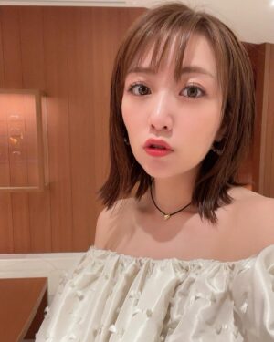 Minami Takahashi Instagram - 誕生日前に髪切りました😊✨
切ろう切ろうとずっと思ってたんだけど、中々タイミング合わずやっと！
久しぶりに短くすると髪乾かすのが楽すぎてびっくり笑
 @abbey_shinpei さんありがとうございました🌸

そして昨日は大好きなお友達たちがお祝いしてくれて最高すぎた🥺
その投稿はまた別日に✨

#私服
#tops @amerivintage 
#pants @maisonmargiela 
#bag @celine 
#shoes  @chanelofficial 
#necklace @plusvendome_official