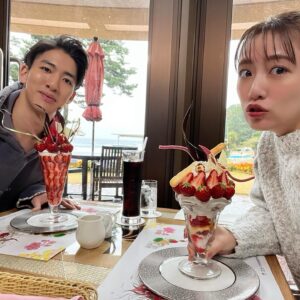 Minami Takahashi Instagram - カンテレ「土曜はナニする！？」
日帰りぷらっとりっぷ
右近くんと出演させていただきました✨
数年前に番組で共演した時に、絶対仲良くなれそうだなーと思っていたので今回ご一緒させていただけて本当に嬉しかった🤗✨

南伊豆は魅力的な場所が沢山で最高だったんですが、私の晴れ女パワーをもってしても勝てぬ右近くんの雨、、いや嵐男パワー！笑
雨風吹き荒れる中🌀謎の一体感が生まれたりそれはそれで面白くて楽しい時間でした😂

#土曜はナニする
#日帰りぷらっとりっぷ
#南伊豆
#カンテレ
#tv

衣装👗

コート
@casa_fline
ニット
@jillstuart.jp 
スカート
@coel.official 
イヤリング
@nenejewelry
リング
@seasukii_jp
@cn_online114