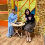 Minami Takahashi Instagram - TBS ひるおび 今年初の水曜生放送🤗✨ そしてお久し愛さん✨ 今年もどうぞよろしくお願いします！ そして生放送終わりに厄祓い☺️ #tbs #ひるおび #tv 衣装👗 シャツ @stola.jp スカート @cocodeal_official ブーツ @dianashoespress