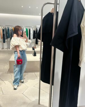 Minami Takahashi Instagram - 誕生日前に髪切りました😊✨
切ろう切ろうとずっと思ってたんだけど、中々タイミング合わずやっと！
久しぶりに短くすると髪乾かすのが楽すぎてびっくり笑
 @abbey_shinpei さんありがとうございました🌸

そして昨日は大好きなお友達たちがお祝いしてくれて最高すぎた🥺
その投稿はまた別日に✨

#私服
#tops @amerivintage 
#pants @maisonmargiela 
#bag @celine 
#shoes  @chanelofficial 
#necklace @plusvendome_official