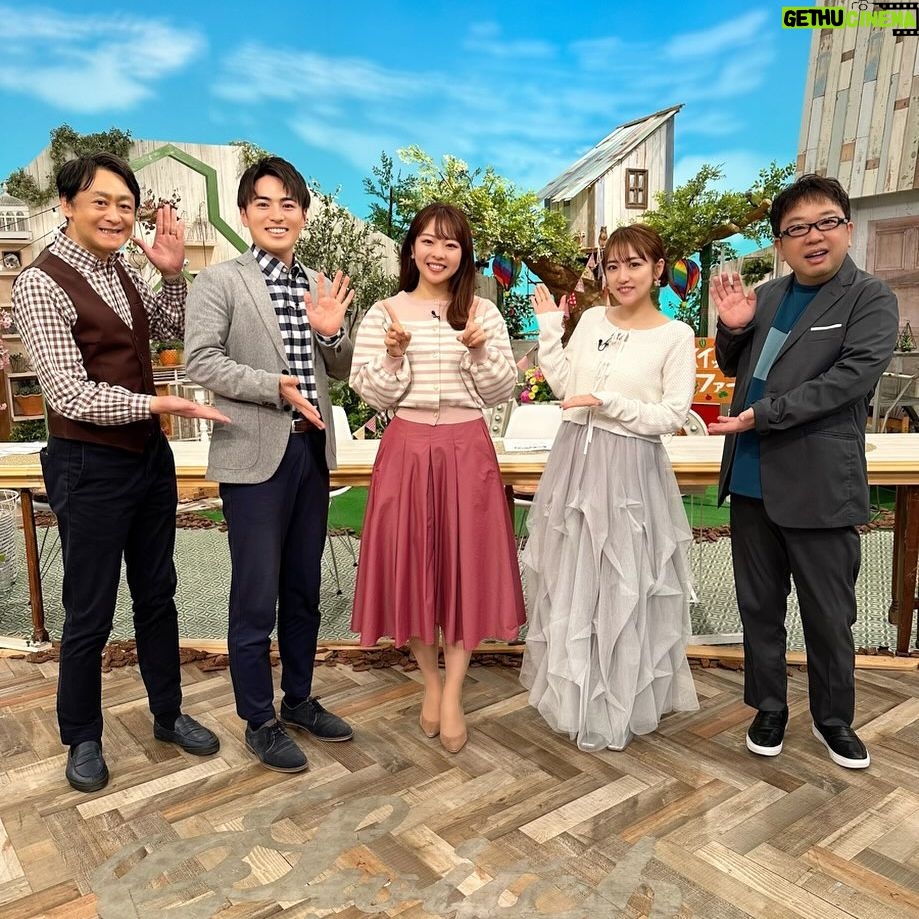 Minami Takahashi Instagram - 新年度と共にスイッチもリニューアル！ スタジオMCは 月 浦口アナ　火〜金 篠田アナ　月〜金 鈴木アナの3人体制に🌸 私は変わらず隔週木曜日に出演させていただきます🥺！ ロケVTRを見させていただいていた篠田ちゃんとスタジオでやっと会えました😊✨ AKB48ではにゃんにゃん推しだったと言うことで気が合いそうです🤤w 生放送終わりには鈴木くんとロケ✨ 今回も楽しかったー！！ ロケの模様はまた後日オンエアされると思いますのでお楽しみに🥺 #スイッチ #東海テレビ #tv 衣装👗 トップス @lilliancarat_official スカート @labelleetude_official イヤリング @shirochocolate