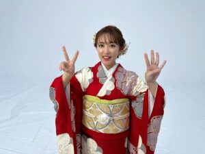Minami Takahashi Instagram - 新年あけましておめでとうございます✨

私は毎年恒例お家でお餅とお雑煮をたらふく食べてます笑
のんびりお正月大好き！🥺

本厄も抜けて後厄になる今年。
人生の先輩方から後厄の方が危険だよ！と言われるので気を抜かず今年も1年走り抜けたいと思います✨
なので今年の目標は去年と同じく『健康』です！
皆さんにとっても素晴らしい1年になりますように✨

写真はチヨダさんの撮影の時に着させていただいたお着物が素敵だったので使わせていただきました🥺
12月31日から放映されているチヨダ新TVCM「靴 新春初売りスパットシューズ」もぜひチェックしてくださいねー！

#謹賀新年
#2024
#辰年
#happynewyear
#チヨダ
#シュープラザ
#東京靴流通センター