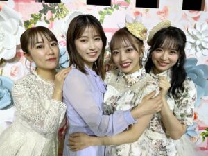 Minami Takahashi Instagram - みーおん、総監督本当にお疲れ様でした！
皆んなに愛される素敵な総監督だったね🥹

所属事務所が一緒なので時々会社で一緒になったり、連絡をくれたり、マネージャーを交えてご飯に行ったり。

AKB48を愛しているからこその悩みや葛藤。こんなにAKBを愛している子が総監督で良かったなと思いつつも、苦しい日も多かっただろうなと、、本当にお疲れ様でした！
少しでも肩の荷が降りて1メンバーとしてAKB48の活動を楽しめると良いな😊

4代目総監督は倉野尾成美ちゃんに！
皆んなで繋いできた歴史のバトンが4代目に渡るというのは考え深いですね。
2人とも頑張りすぎず心を大切にこれからの活動を楽しんでね✨

#3代目総監督 
#総監督みーおん
#お疲れ様

写真は歴代総監督🌸