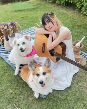 MindaRyn Instagram - みんなこんばんは！
オモーちゃんとパローちゃんとchillしたの！
みんなとも一緒にchillしたいな！

สวัสดีค่าาา พาน้องๆ มาแจกความฉดไฉฉฉ
กลับไทยรอบนี้มีเวลาไปเที่ยวชิลๆ กะครอบครัวแล้วก็น้องๆ ที่บ้านมาค่ะ! ชาร์จพลังเต็มที่~

Hello!! Hope you have a nice day!
I come visit my hometown and spend time chilling out with my Family! We went to Family Trip and took our dogs alone with us! It was super fun!