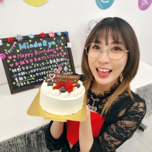 MindaRyn Instagram - IM A BIRTHDAY GIRL~🎂🎉🥳

誕生日にみんなと会えてめっちゃ嬉しかった🎂
今日のリリイベに来てくれてありがとうね

みんなからプレゼントもらったり
おめでとうの言葉ももらったり
幕張蔦屋さんからはケーキやBDコーナーを作っていただいて
めっちゃ幸せ🥹

今日20時くらい、YouTubeでケーキを食べならプレセントunbox配信やろうかな！✨

またみんなと会いたいわ〜🥰
家着いたらリンクアップしておくね！

—————————

วันนี้ได้เจอทุกๆ คน แล้วก็ร้องเพลงในวันเกิด สนุกมากเลยยย เหมือนได้ฉลองกับทุกคนเลยค่ะ ขอบคุณทุกคนที่มาวันนี้มากน้า🎂

ได้ของขวัญวันเกิดจากทุกคนมาเยอะเลย
แถมตอนเซ็นลายเซ็นก็มาอวยกันด้วยขอบคุณน้า
ร้านTSUTAYA มีแอบเซอร์ไพรส์เค้กแล้วก็มุมเบิร์ดเดย์ให้ในห้องแต่งตัวด้วยค่ะ

เป็นวันเกิดที่มีความสุขสุดๆ เลยยย~🥹

คืนนี้ซักสองทุ่มญี่ปุ่น(หกโมงไทย) ไลฟ์กินเค้กแกะของขวัญใน Youtube ดีกว่า~ เดี๋ยสถึงบ้านแล้วเอาลิ้งค์มาแปะน้า✨✨

—————————

Im SUPER HAPPY that I got a chance to meet my fans and sing on my birthday! Thank you so much everyone for coming to Release Event today!🎂

Thanks for all the birthday presents 🎁 
Thanks for all the sweet words during signing session
Also thanks to TSUTAYA-san for a Surprise birthday cake and Birthday corner ✨✨

Im so happy🥹🥹

Im thinking about doing Birthday Streaming on YouTube tonight! Maybe at 8PM Japan time!

I will post the link after I get home!
See you later!!🥰